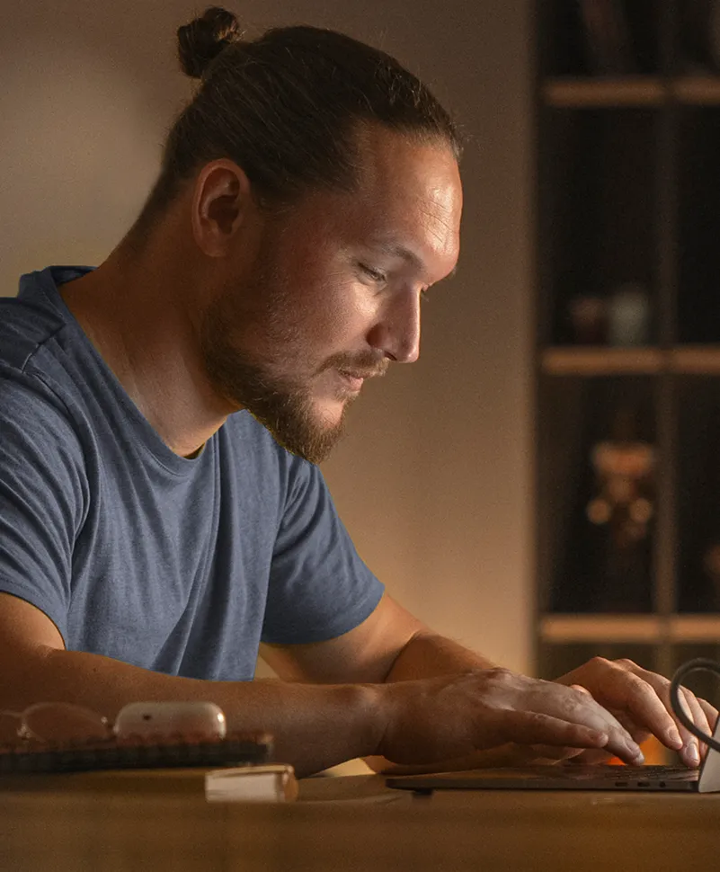 Un homme travaille sur son ordinateur
